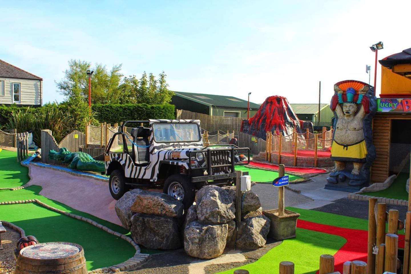 Campsite Golden Palm - The Ascot - Coastal Caravan Breaks *
