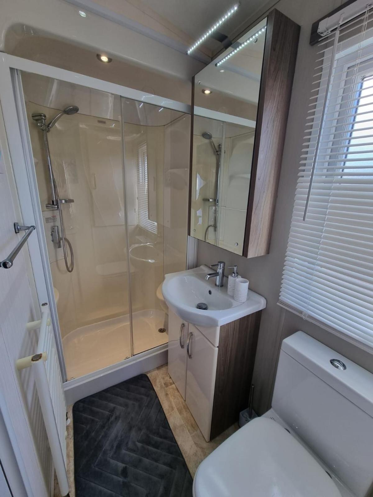 Campsite Golden Palm - The Ascot - Coastal Caravan Breaks